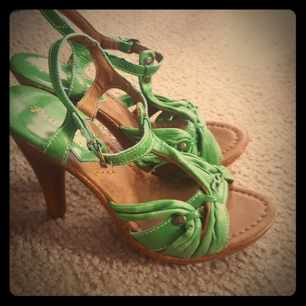 NWOT,  GREEN LEATHER HEELS